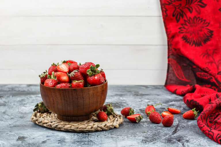 can dogs eat strawberries